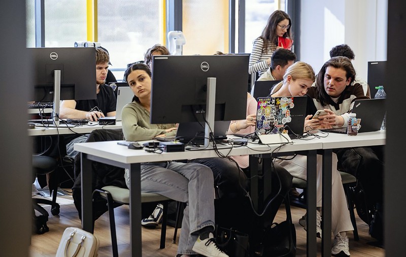 Clădirile unde rectorul Daniel David și primarul Emil Boc s-au înțeles să trimită studenții la Mate-Info din Cluj nu au autorizație ISU ca unități de învățământ: „Ne-au spus că suntem generație de sacrificiu!”