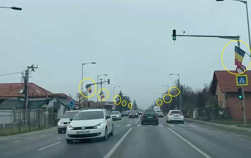 O comună din Cluj a cumpărat 6.700 de steaguri în ultimii patru ani. E unul pe fiecare stâlp de iluminat de pe DN 1: „Așa sărbătorim noi 1 Decembrie”
