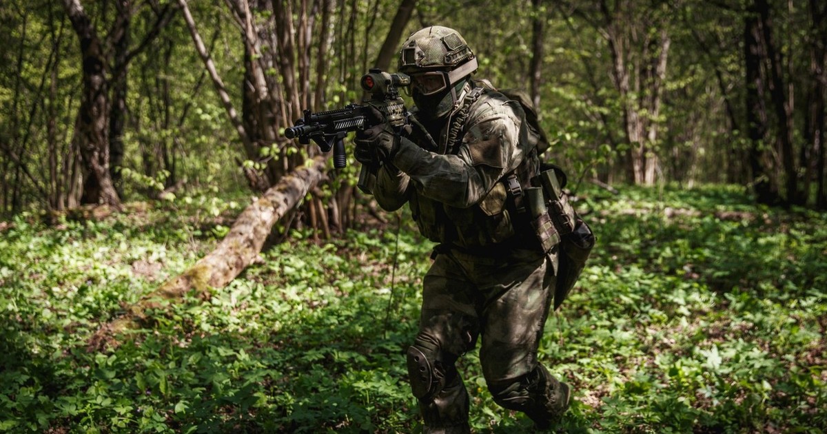 soldat rus ascuns în padure cu arma