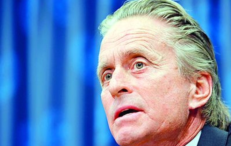 Michael Douglas le ia apărarea imigranților, vorbind și despre români