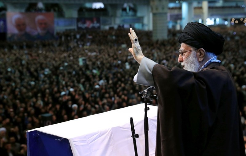 Într-o rară ieșire publică, liderul suprem iranian lansează un atac violent la adresa lui Trump: ”Este un clovn”. Amenințarea Teheranului