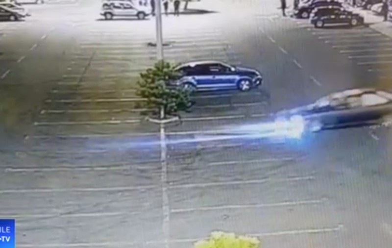Bărbatul care făcea drifturi în parcarea unui mall a fost reţinut