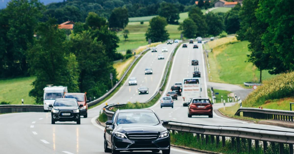 Mașini mergând pe o autostradă din Germania, șoseaua este aglomerată pe ambele sensuri
