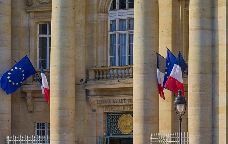 Zeci de primari din Franța, membri ai partidului lui Marine Le Pen, dau jos steagul UE de pe instituții: „Faceți loc pentru drapelul francez”