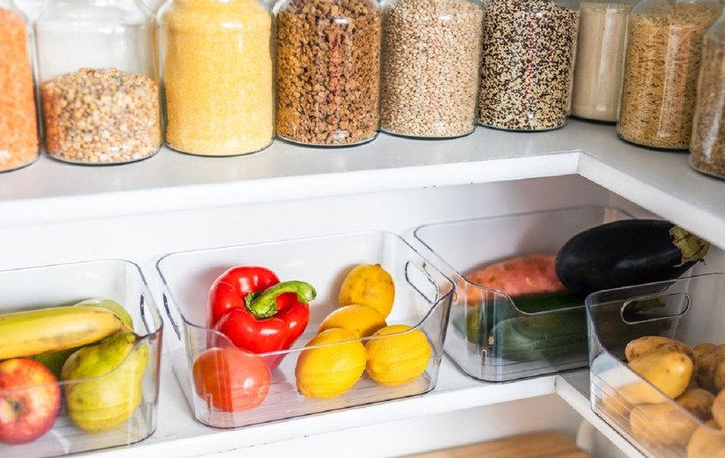 Cămara perfect organizată: estetică, eficiență vizuală și control real asupra risipei alimentare