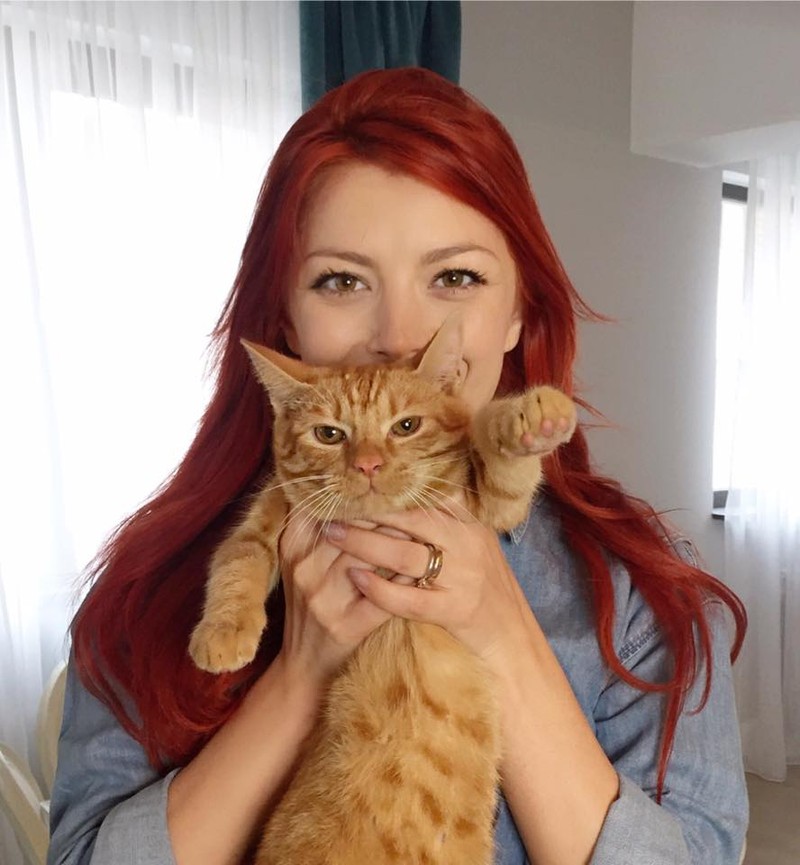 Elena Gheorghe și-a luat pisică. A doua roșcată din familia noastră