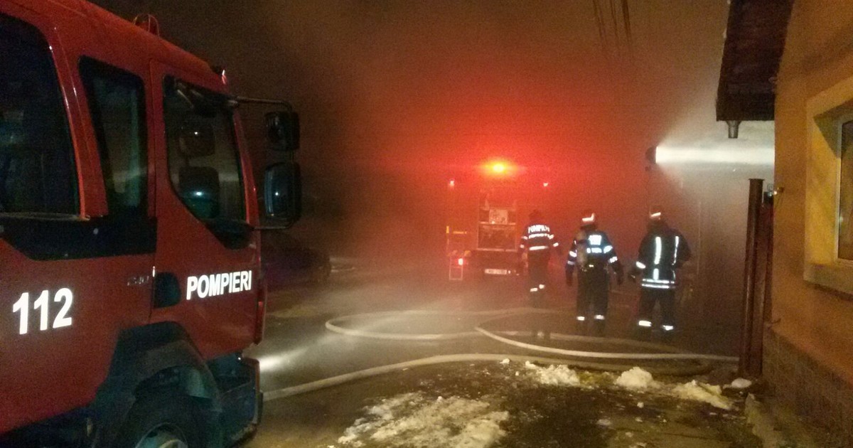 Două case şi o şură au luat foc, în localitatea braşoveană Hălchiu