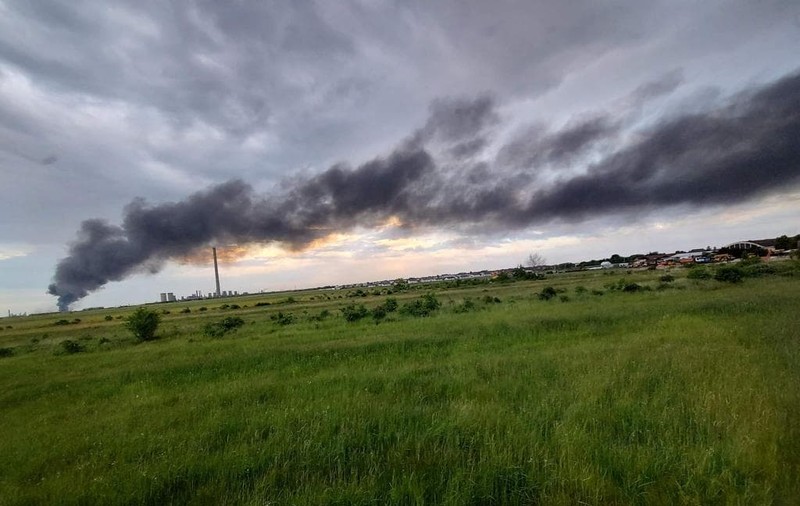 Incendiul puternic în apropiere de rafinăria Pitești, aproape stins. A luat foc un depozit în care se aflau substanțe periculoase