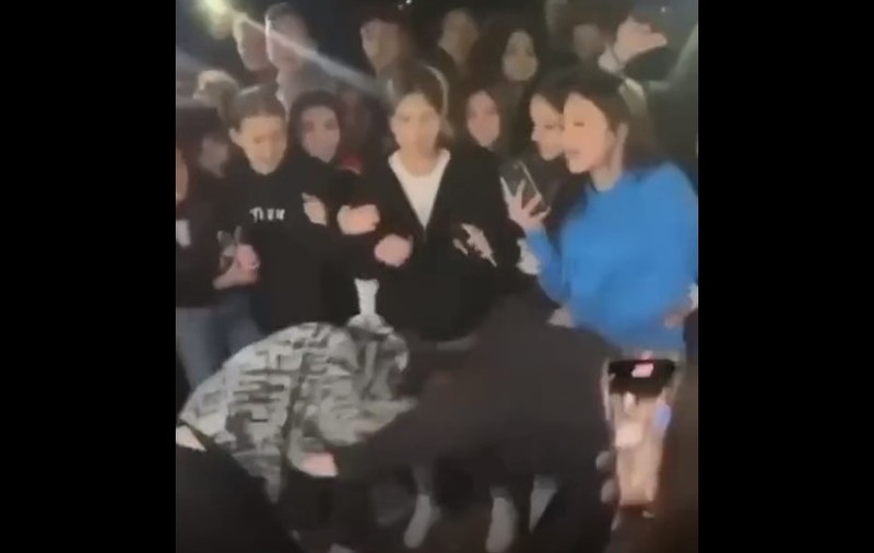 Două adolescente s-au bătut într-un parc din Constanța, încurajate de zeci de tineri. Momentul a fost filmat