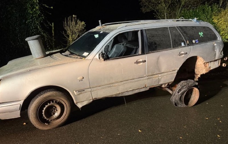 Un adolescent de 17 ani, prins la volanul unui Mercedes construit manual, fără stopuri, fără  oglinzi și în pană: „Șofer fără permis, mașină neînmatriculată”