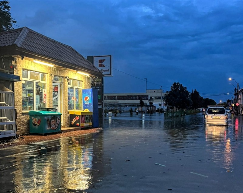 Urmările ploilor puternice de pe litoral. La Mangalia au căzut 200 l/mp. Maşini luate de apă, inundaţii în mai multe staţiuni: dezastru la Venus şi Vama Veche | FOTO