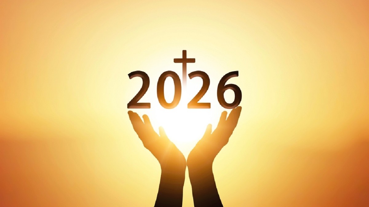 Calendar ortodox 2026 - Imagine simbolica cu mâini ridicate spre cer ținând anul 2026 și o cruce, luminate de o strălucire aurie