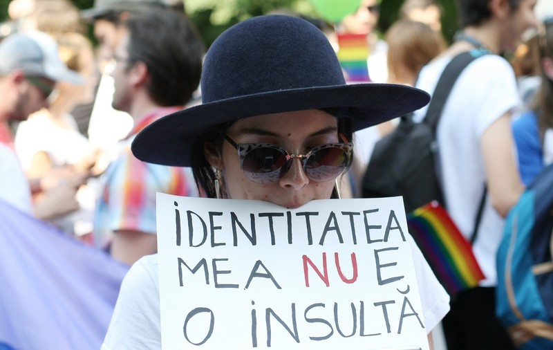 Curtea Constituţională a amânat decizia privind recunoaşterea căsătoriilor gay încheiate în străinătate