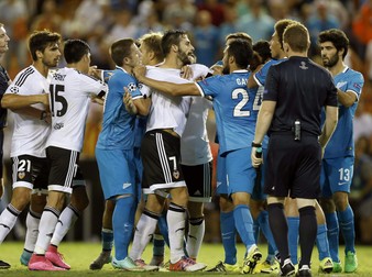 epa04934018 Valencia CF players (white shirt) argue with Zenit players during during the UEFA Champions League group H soccer match between Valencia CF and Zenit St. Petersburg in Valencia, eastern Spain, 16 September 2015. Zenit won 3-2. EPA/Kai Foersterling