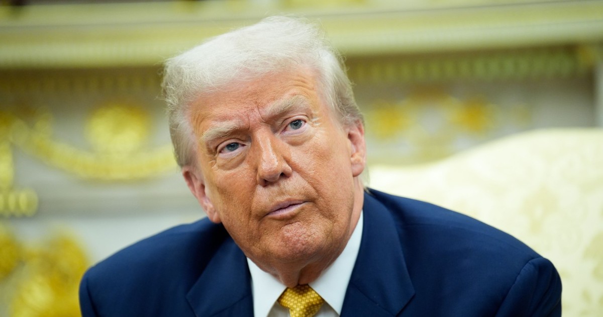Președintele Statelor Unite, Donald J. Trump, răspunde întrebărilor jurnaliștilor în timpul întâlnirii sale în Biroul Oval de la Casa Albă.