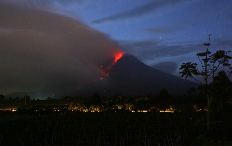 Vulcanul Sinabung, din Indonezia, A ERUPT de 30 ORI SÂMBĂTĂ! Peste 20.000 de persoane evacuate! GALERIE FOTO