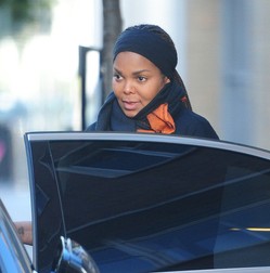 Janet Jackson se urcă în mașină