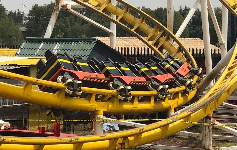 Tragedie într-un parc de distracții din Mexic. Două persoane au murit și alte două au fost rănite după ce vagonul unui roller coaster  a sărit de pe şine