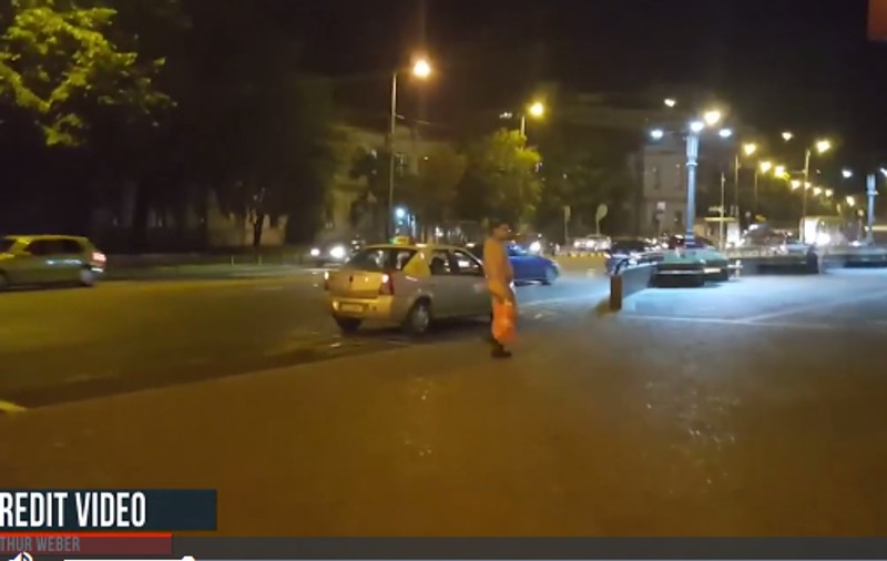 Bărbat din Oradea, gol pușcă într-un restaurant. Are 34 de ani și s-a plimbat dezbrăcat pe străzile orașului