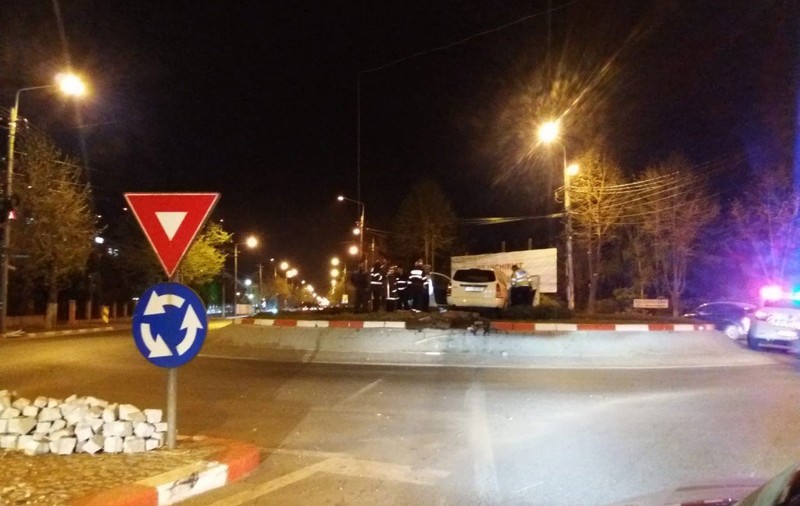 FOTO | Un șofer beat s-a "urcat" cu mașina pe un sens giratoriu la Ploiești