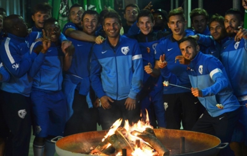 GALERIE FOTO / Dansând cu "lupii" pe lângă foc. Mutu, în FLĂCĂRI