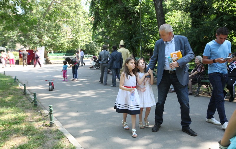 Primarul SORIN OPRESCU, în parc cu FAMILIA! Uite-i ce NEPOȚEI FRUMOȘi are!