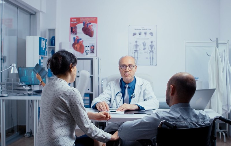 Formula imposibil de înțeles prin care statul vrea să restrângă accesul pacienților cronici la clinicile private