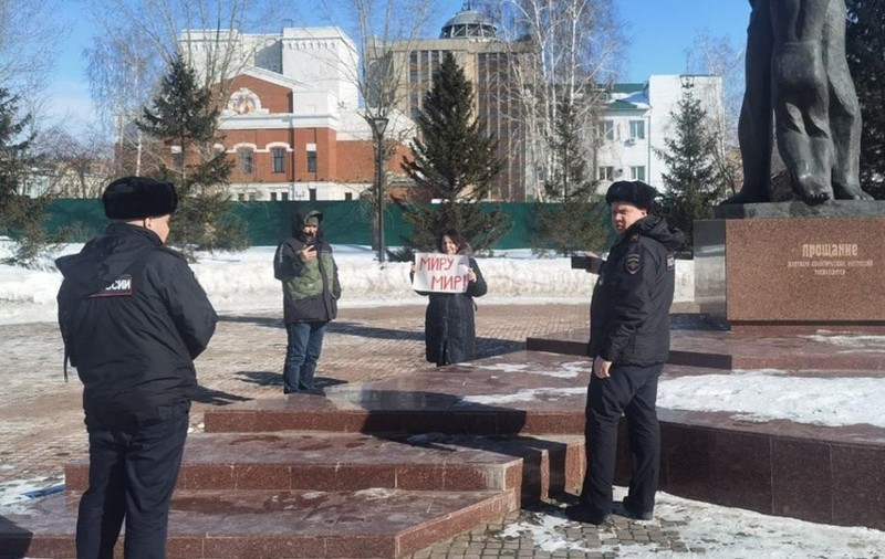 Proteste anti-război în mai multe orașe din Rusia: „Trei ani de război, necazuri și rușine”