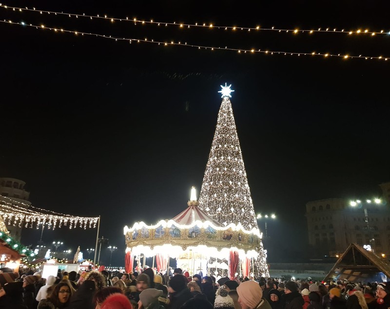Luminițele de Crăciun au fost aprinse în Capitală, în prezența a mii de oameni. Doi elevi olimpici dintr-un cor muzical au apăsat butonul