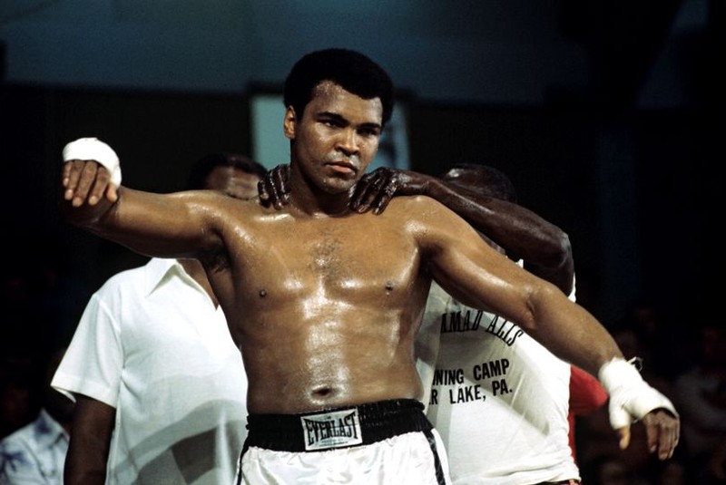 Muhammad Ali, când era tânăr, în ringul de box