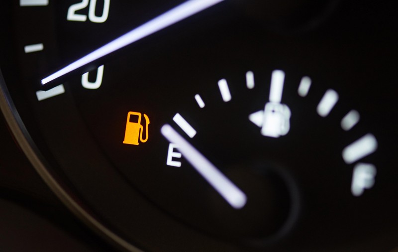 Un mare campion la automobilism îți spune cum poți să faci economie de carburant. Opt lucruri la care Titi Aur este foarte atent