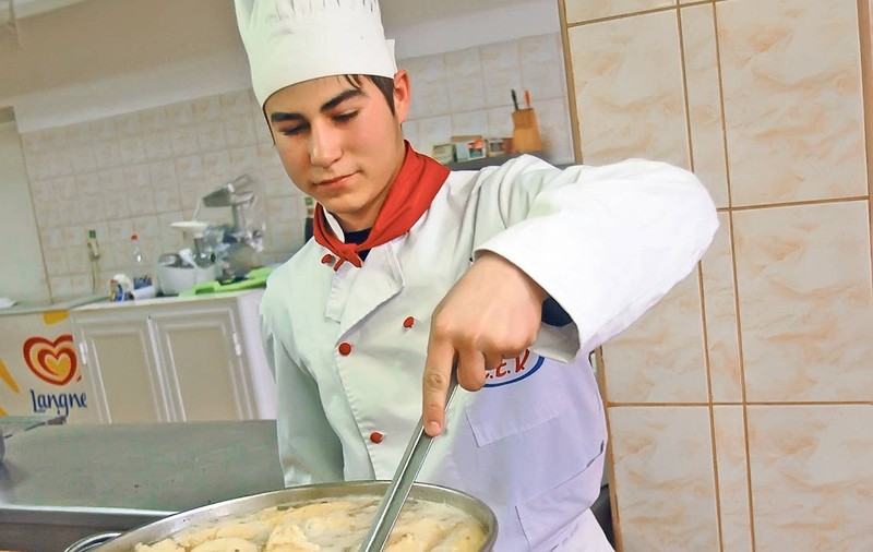Tinerii vor o meserie! Află pentru ce domenii sunt cele mai multe locuri disponibile în învățământul profesional