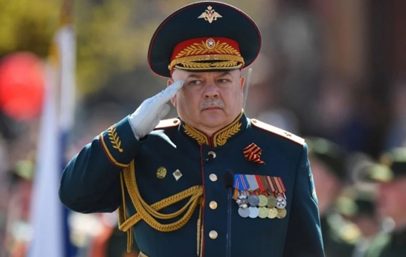 Vladimir Putin l-a numit pe generalul Alexandr Linkov comandant interimar al Districtului Militar Central. Lapin a fost „trimis în vacanță”