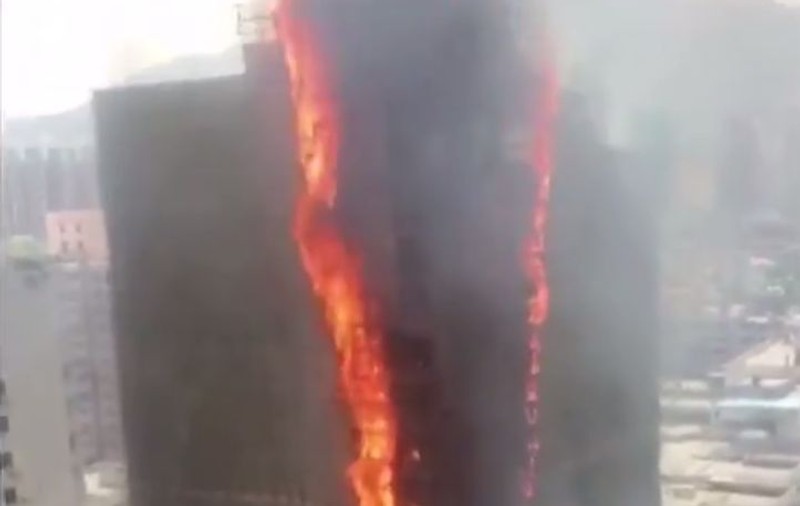 Incendiu de proporții la o clădire în China. Flăcările au cuprins toată fațata | VIDEO