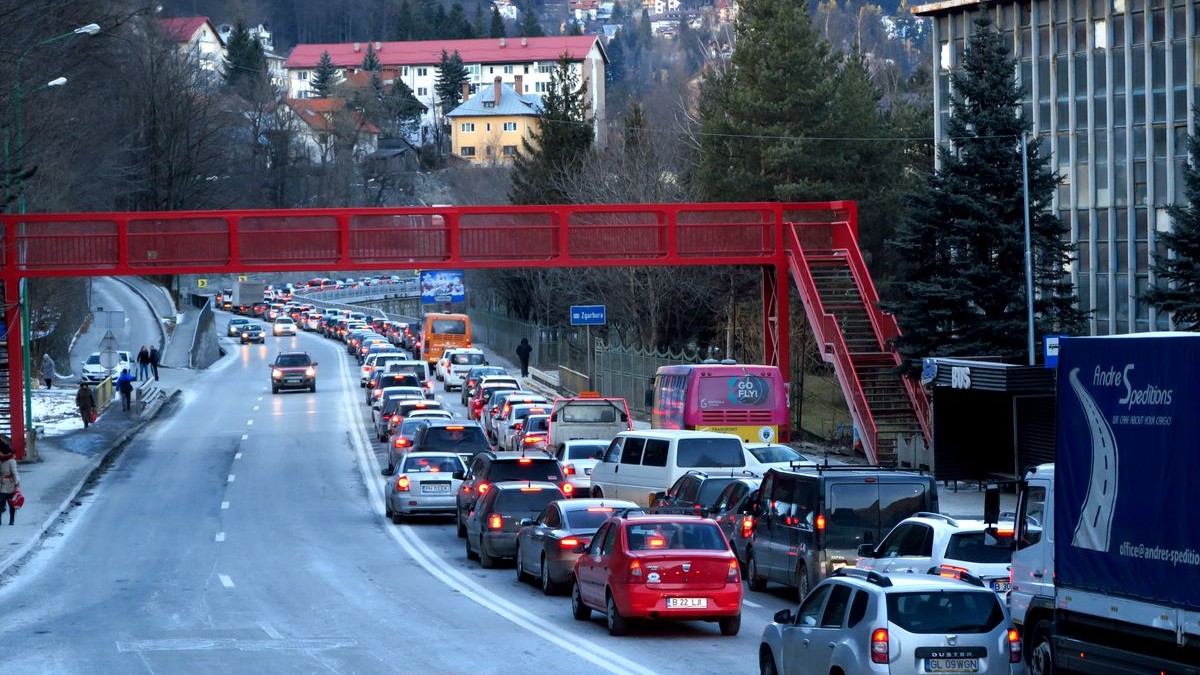Coadă de 20 de kilometri între Rucăr și Bran