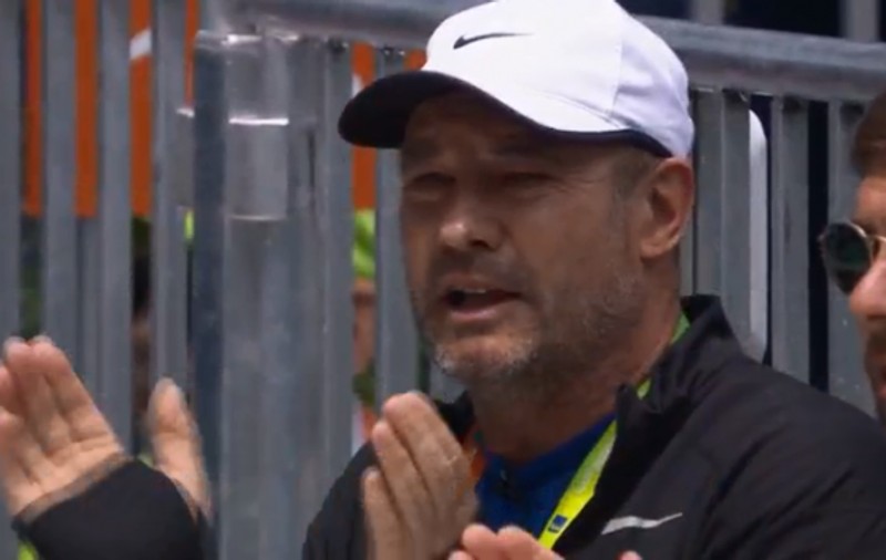 Halep și antrenorii pe care i-a umilit în public. Îi ține de aplaudaci în lojă. CTP n-are milă: ”Nu se poate așa ceva”