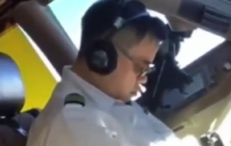 VIDEO | Un pilot a fost filmat dormind în timpul zborului