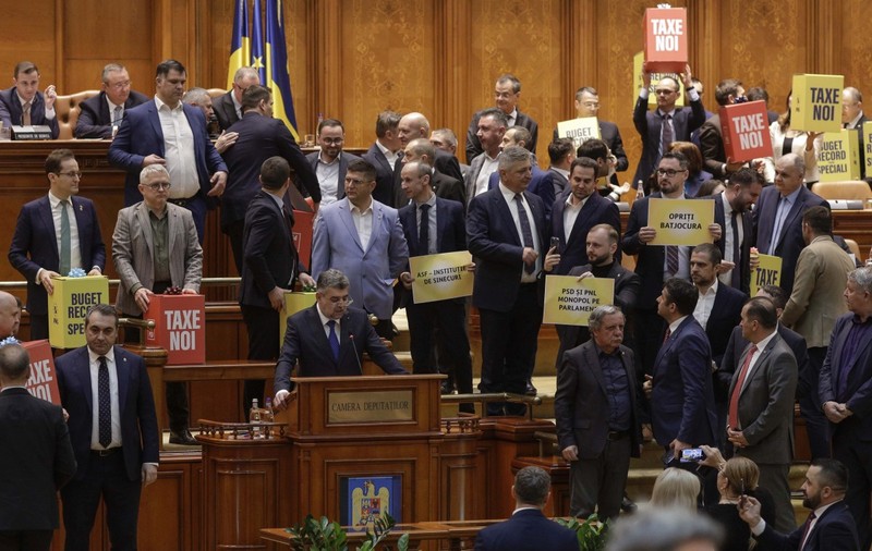 Discursul lui Ciolacu de la dezbaterea bugetului, întrerupt de protestul AUR și USR: „Inadmisibil ca românii să plătească taxe noi”
