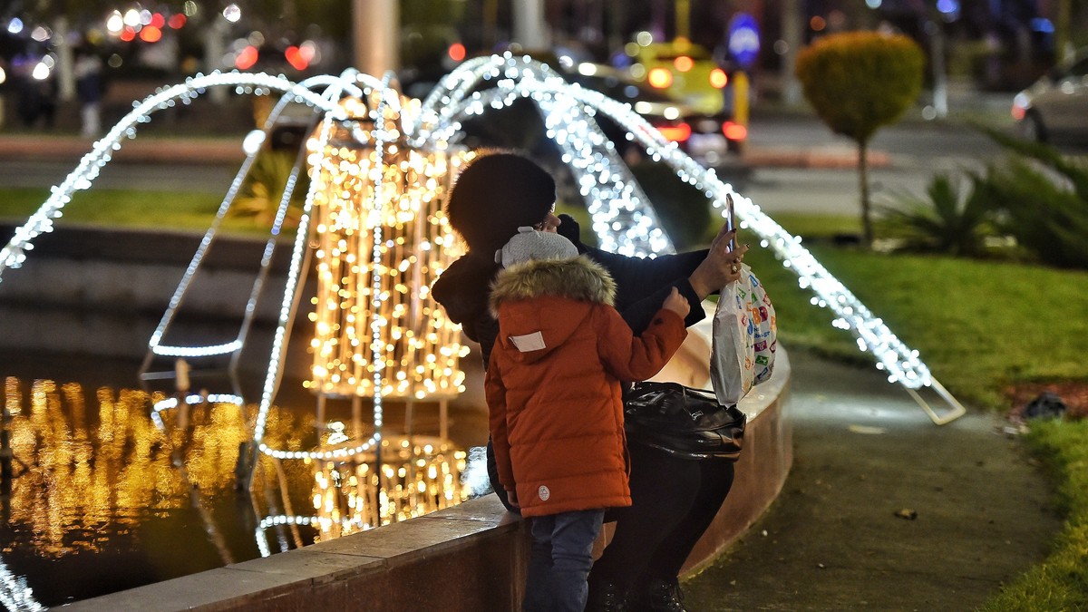 În sectorul 4, instațiile de iluminat festiv au fost aprinse FOTO: Agerpres