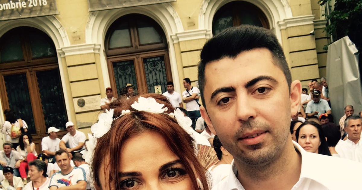 Vlad și Andreea Cosma, la mitingul PSD: ”Am venit să protestăm împotriva abuzurilor”. Fostul deputat Vlad Cosma și sora acestuia, deputatul Andreea Cosma, au venit împreună în Piața Victoriei pentru a participa la mitingul PSD. Vlad Cosma a spus că el și familia lui sunt o victimă a abuzurilor DNA.