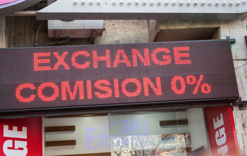 Moneda națională scade, euro este cotat la 5,25 de lei. Cursul BNR, marți, 2 iunie 2026
