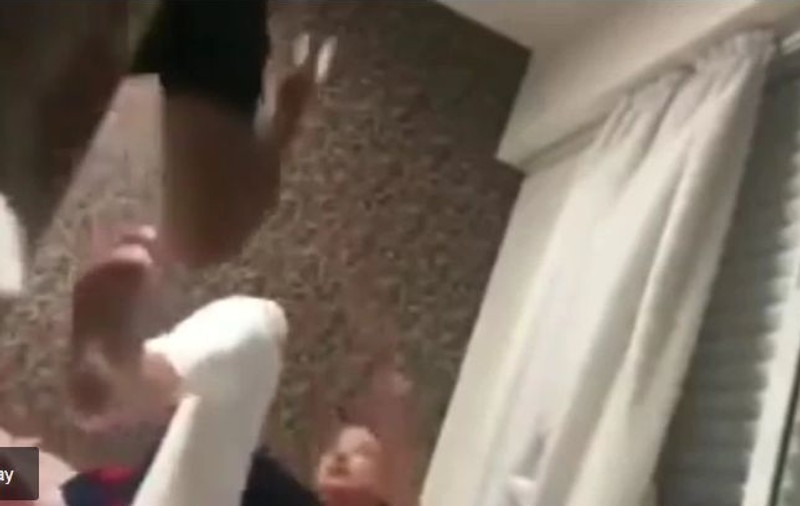 Momentul terifiant când un bărbat din Brazilia își ia la bătaie iubita și încearcă să o sufoce. Scos din minți pentru că tânăra a uitat un cadou într-un bar