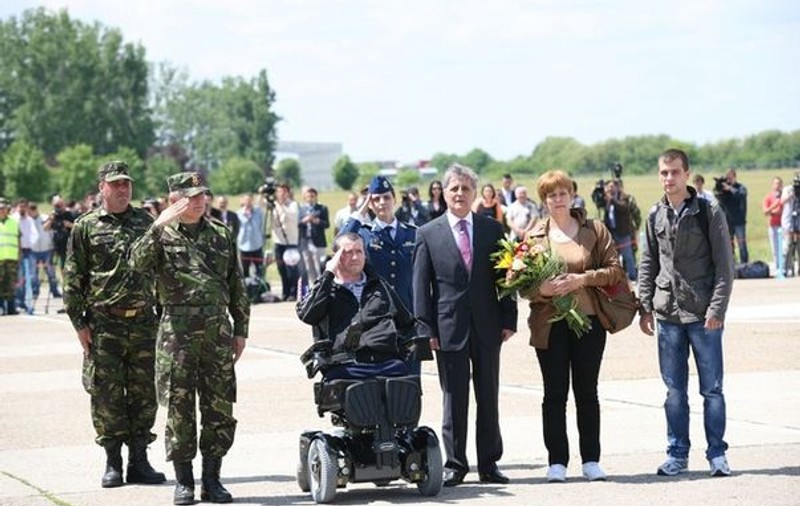 Florinel Enache, militarul rănit în Afganistan care a fost vizitat în spitalul din SUA de Barack Obama, a sosit în ţară