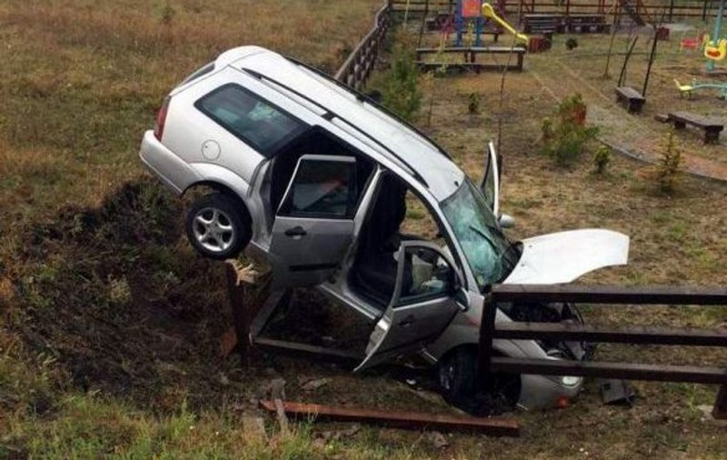Un autoturism a „zburat” de la o înălțime de zece metri și s-a oprit în gardul unui parc de joacă pentru copii! Trei persoane au fost spitalizate