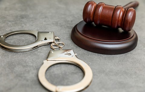 Amendă de 10.000 de lei pentru un recidivist din Brăila drogat: judecătorul a considerat că fapta „nu este periculoasă”