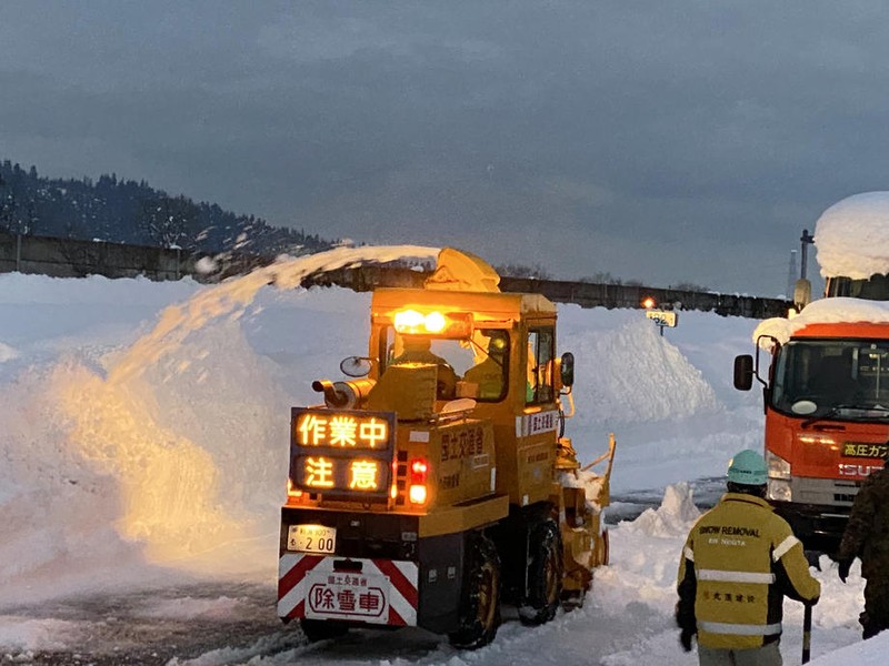 Vineri după-amiază, erau blocate din cauza ninsorii aproximativ 670 de vehicule pe autostrada Kan-Etsu din Minami-uonuma, prefectura Niigata, Japonia, FOTO: EPA-EFE/JIJI PRESS JAPAN