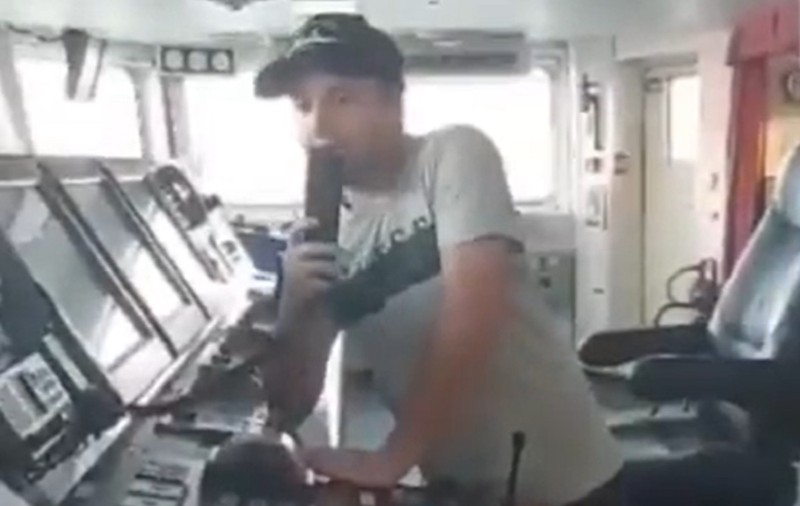 VIDEO| Un vapor georgian a refuzat să alimenteze un vas rusesc rămas fără combustibil în mijlocul mării: „Vâsliți! Glorie Ucrainei!”