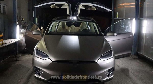 Tesla Model X gri, cu portierele deschise, fotografiata la Vama Sighetu Marmației