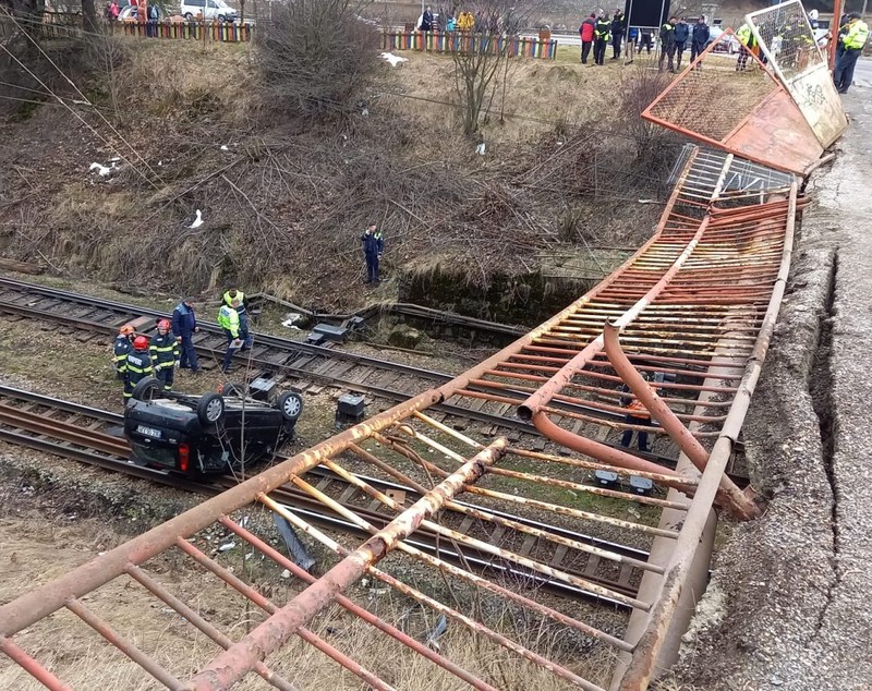 Un șofer a sărit cu mașina de pe un pod și a căzut pe linia de tren, la Predeal. FOTO