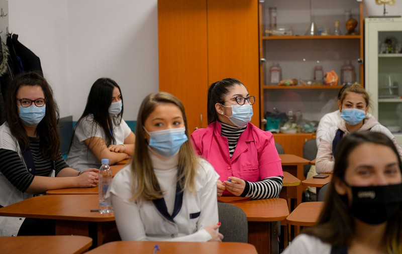 Peste 500 de elevi și profesori, confirmați cu COVID în ultima săptămână. Media zilnică a cazurilor e în scădere